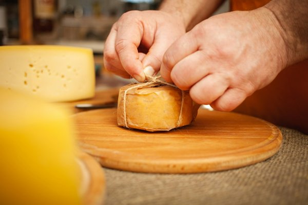 Quelles idées de cadeau fromage feront briller les yeux d'un passionné ?