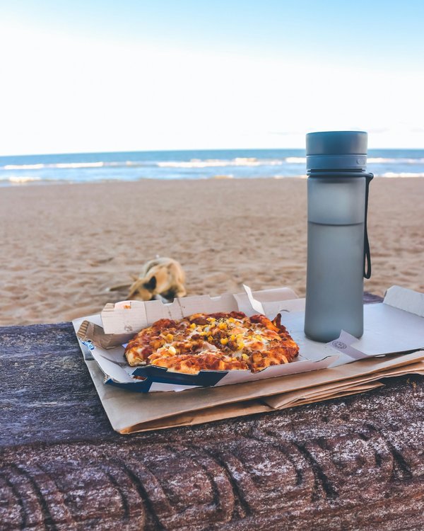 Comment préparer une pizza à la mozzarella di bufala avec une pâte fine et croustillante?